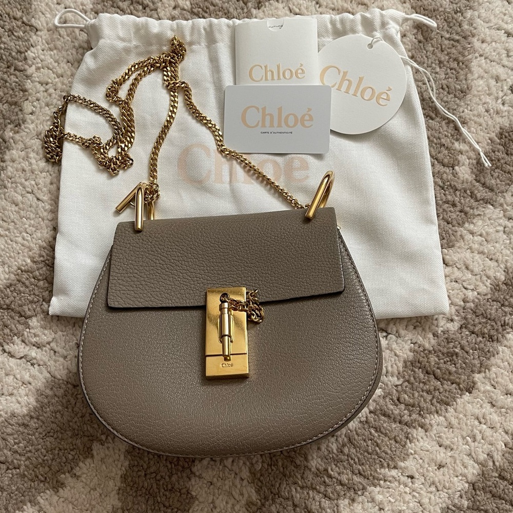 CHLOE ❌SOLD❌
Grained Lambskin Mini Drew Shoulder Bag in Motty Grey